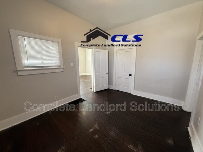 Building Photo - 932 8th Ave