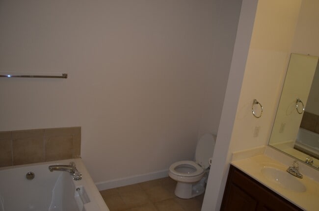 Building Photo - 915 Colley Ave