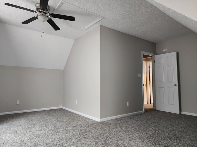 Building Photo - New Carpet and Fresh Paint!