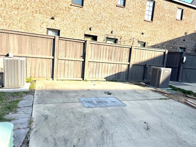 Building Photo - 4924 Upper James St