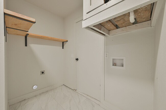 Building Photo - 3133 Delmar Rd