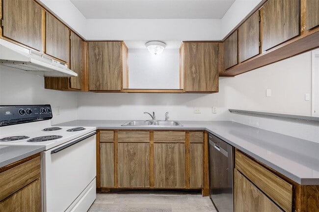 Building Photo - 6811 Thorncliffe Dr