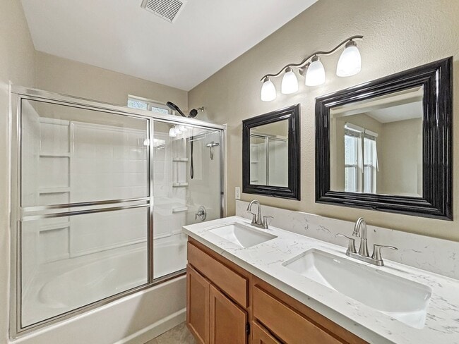 Building Photo - Beautiful 2 Bedroom, 2.5 Bath Condo in Eas...