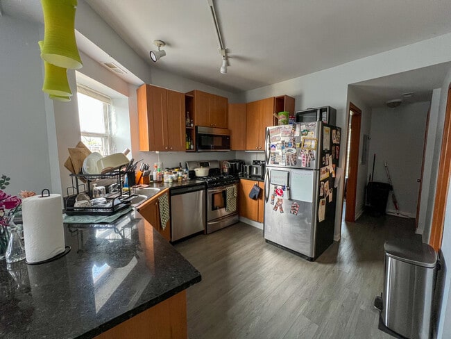 Building Photo - 6421 N Greenview Ave