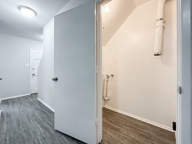 Building Photo - COMING SOON! Charming 2-Bed, 1.5-Bath Retr...