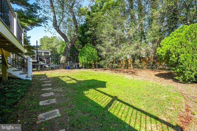 Building Photo - 9420 Lakeside Dr