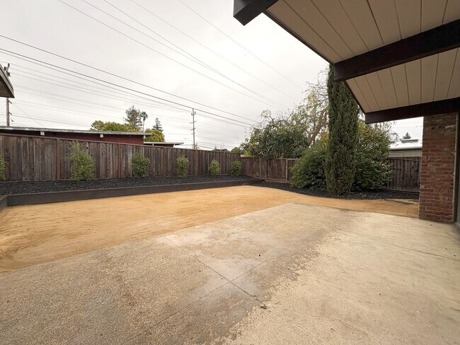 Building Photo - Newly Remodeled Single Family Home Available Now!