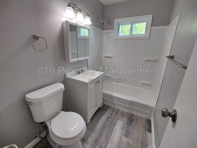 Building Photo - 7941 NE San Rafael Dr