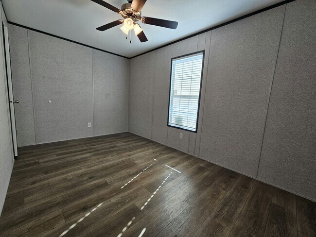 Building Photo - 527 Suwanee Dr