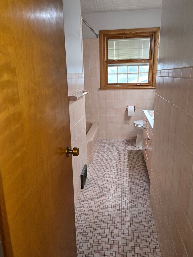 Building Photo - 132 Corll St