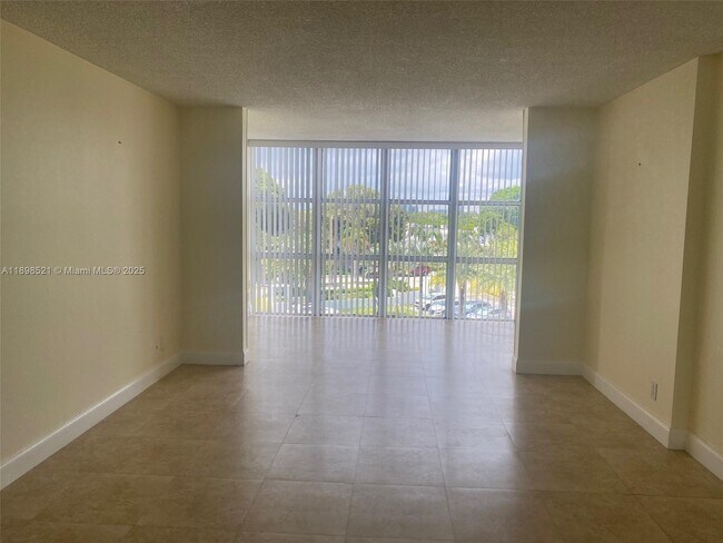 Building Photo - 1000 Parkview Dr