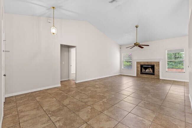 Building Photo - 3 Bedroom, 2 Bath Home in Broadmoor