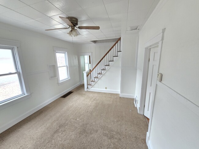 Building Photo - 615 Pekin Ave