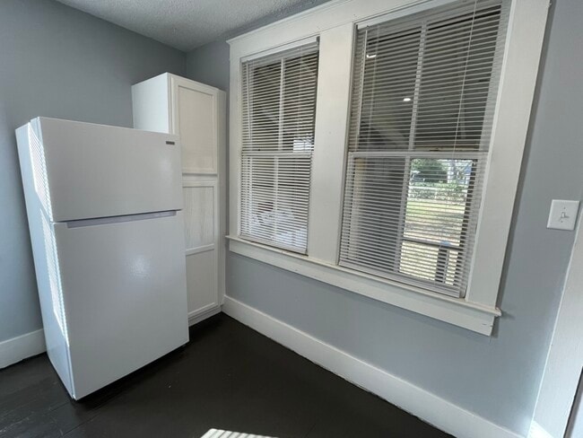 Building Photo - 2147 St James Dr