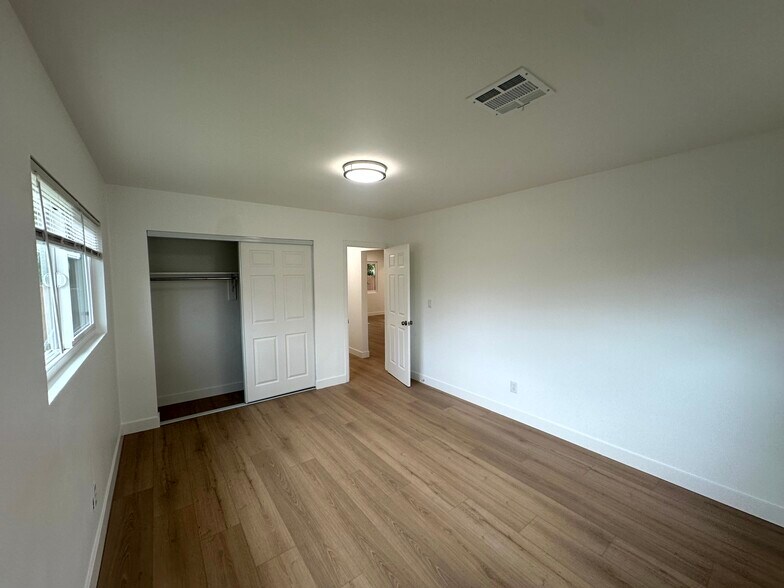 Building Photo - 836 W Olive Ave