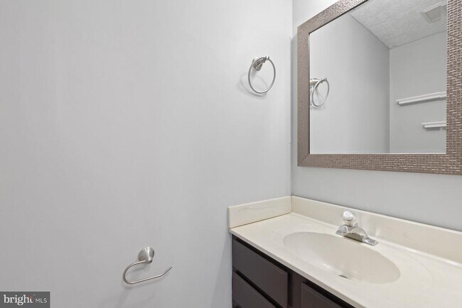Building Photo - 806 Lilac Ct