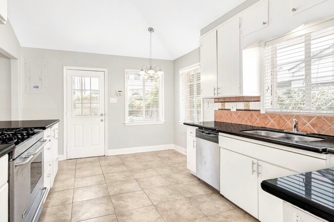 Building Photo - 2327 Dorrington St