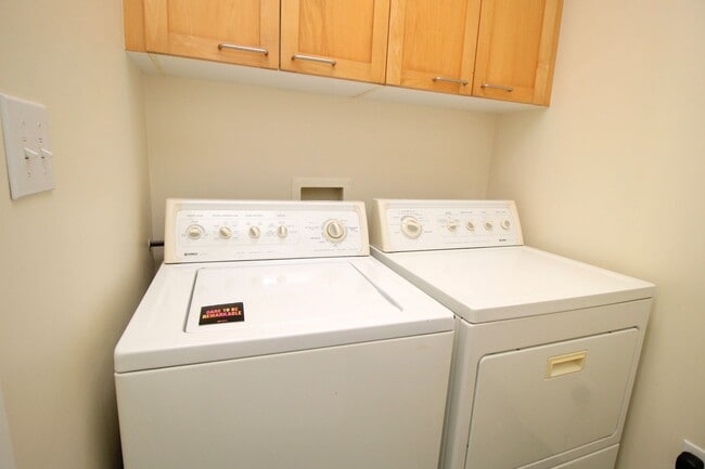 Building Photo - Best deal in the Dogpatch! Spacious top floor 2 bedroom loft. Plenty of natural light and up to d...