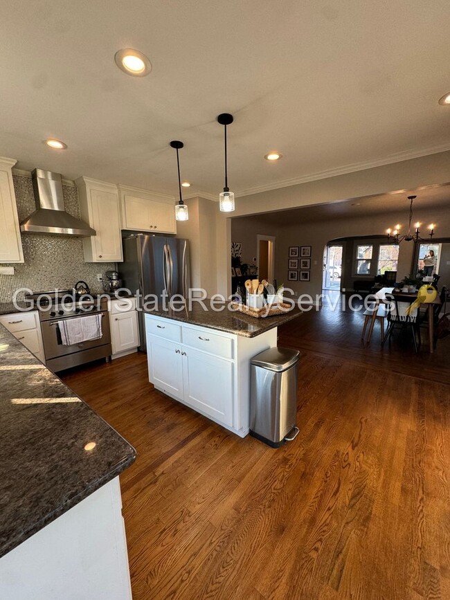 Building Photo - Pleasant St