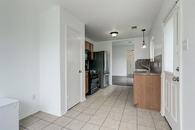 Building Photo - 11010 Clear Villa Ln