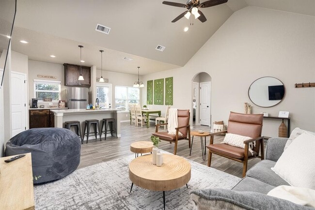 Building Photo - 117 Lightning Bolt