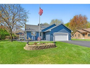 Building Photo - Stunning home located in the heart of Apple Valley *3 bed*2bath Available 10/1!