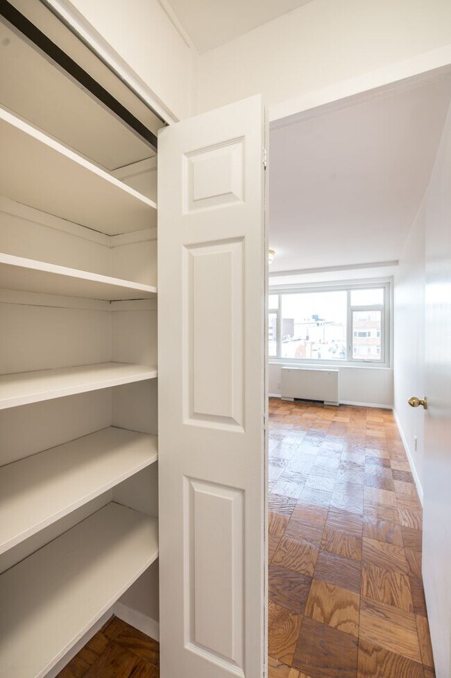 Building Photo - Spacious, Bright 1 Bed 1 Bath condo in prime location and close to Metro - All utilities included