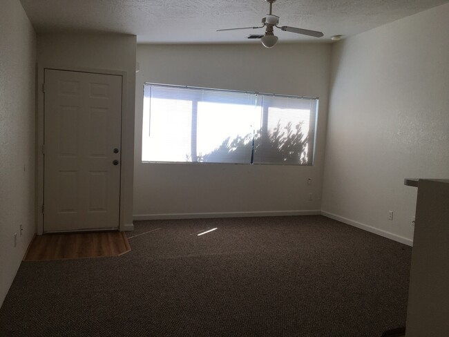 Building Photo - Rent special $1,125-1 BD UNIT IN TRIPLEX -...