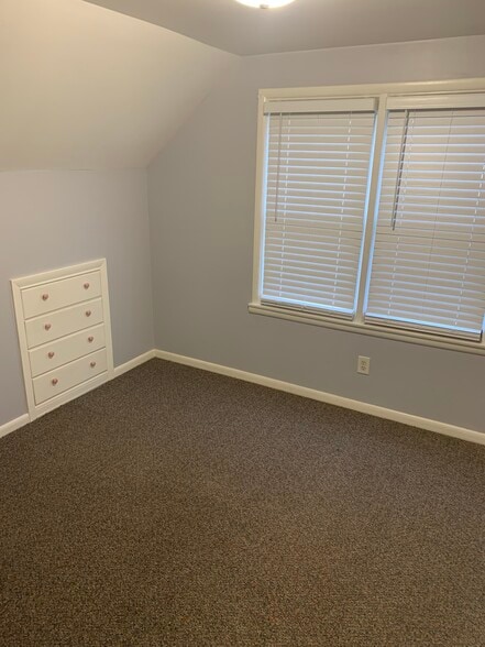 Building Photo - 1556 Thames Dr