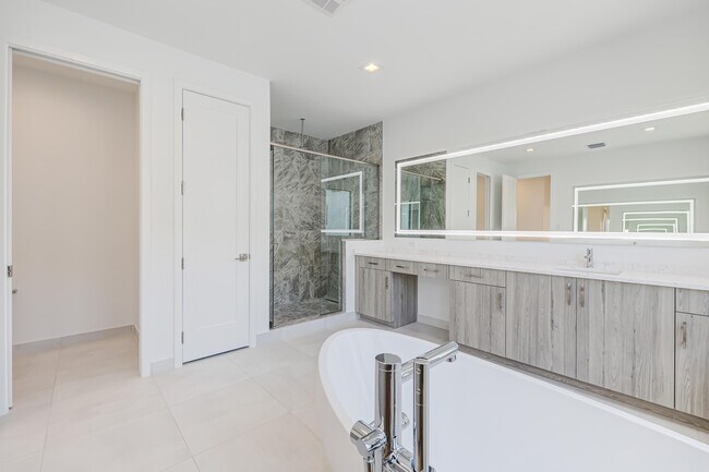 Building Photo - 9451 Riverside Pk Dr