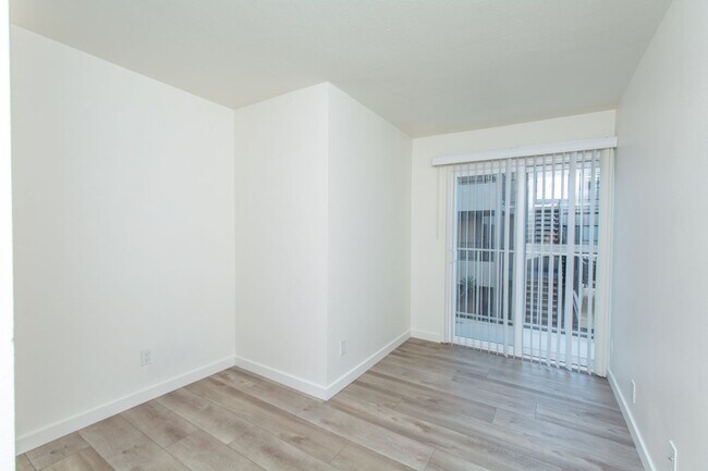 Building Photo - On Sail Bay in Pacific Beach! Updated 2 Be...