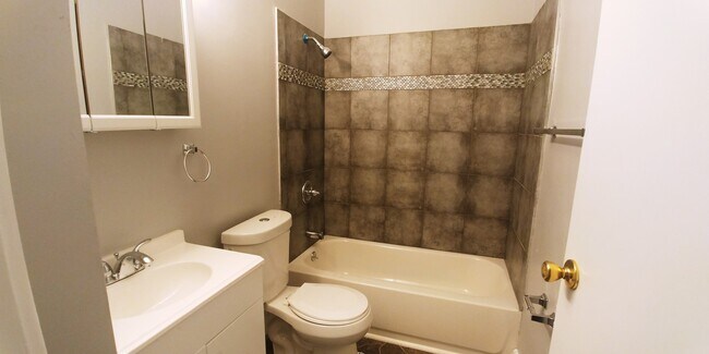 Building Photo - Spacious 3 Bedroom Home with Finished Basement & Large Backyard – Springfield Township!