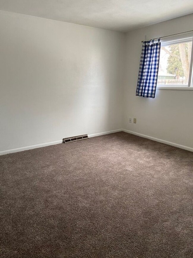 Building Photo - 1810 W Sussex Ave