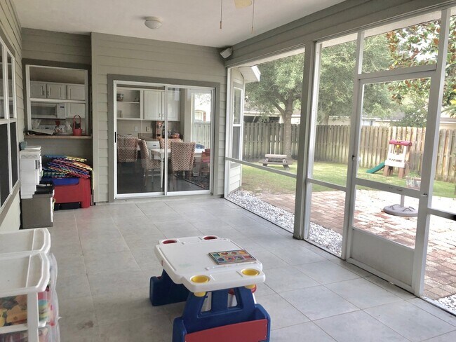 Building Photo - 4BR/2BA in Sorrento with large, fenced-in ...