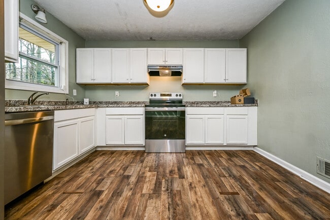 Building Photo - Fantastic 4bd/3ba home! Let yourself in!
