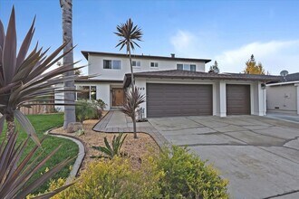 Building Photo - Gorgeous, Spacious and Move In Ready Home!