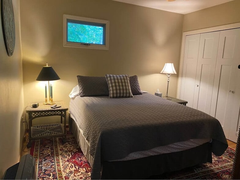 Main floor bedroom - 710 Pine St