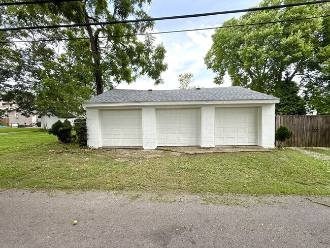 Building Photo - 445 E Silver St