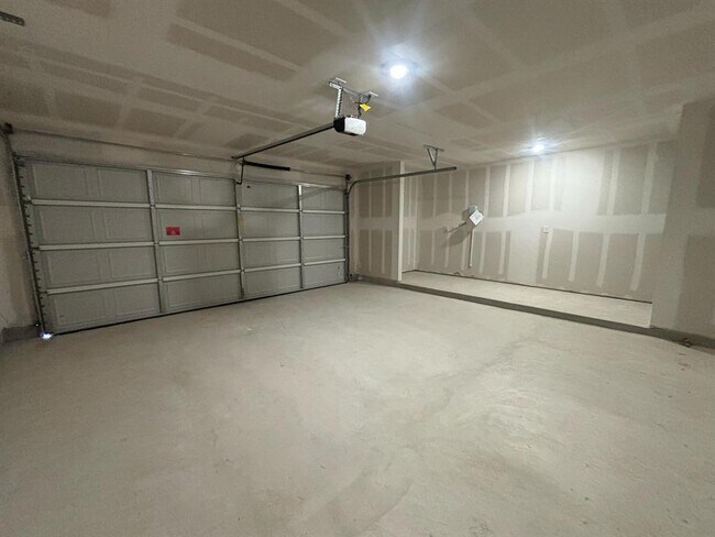 Building Photo - 275 Keefer