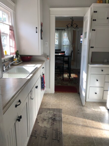 Building Photo - 102 S Balcom Ave