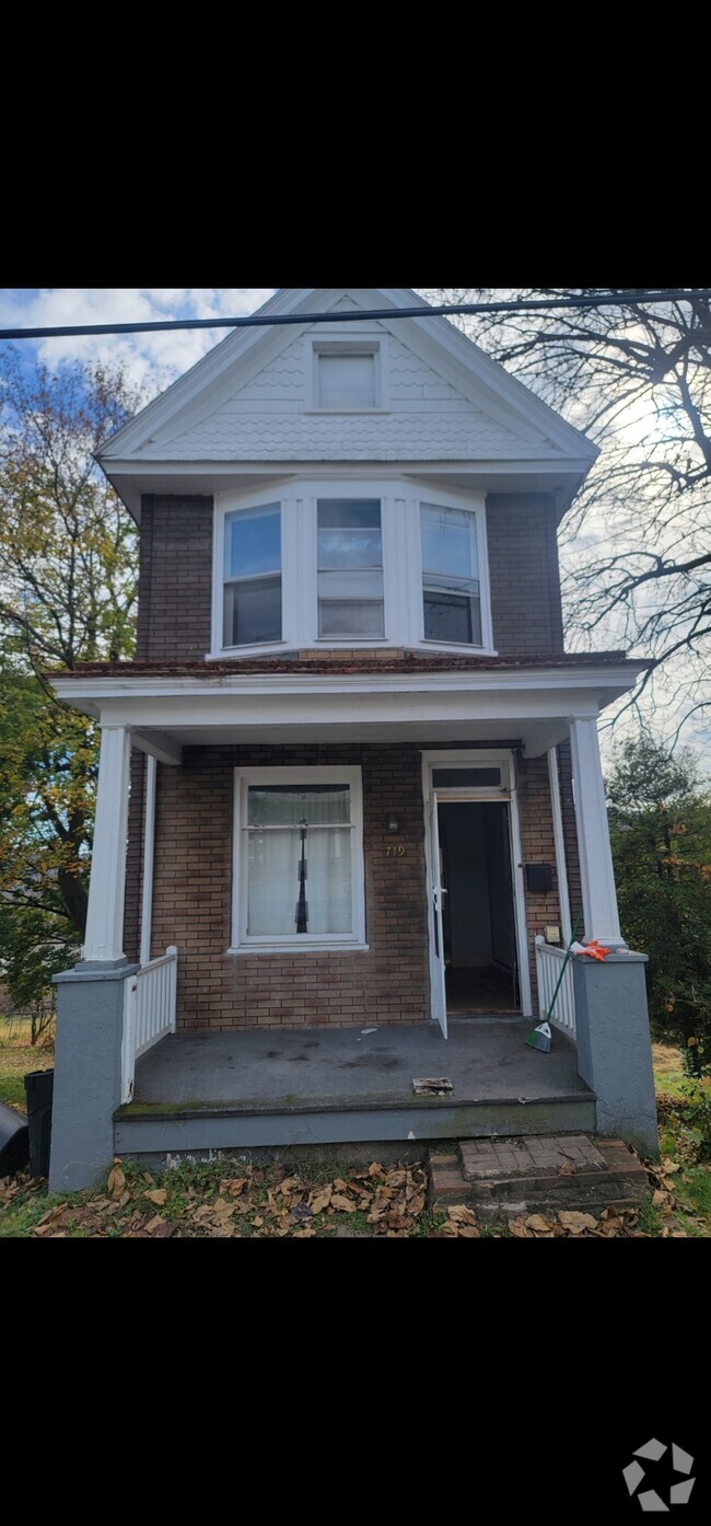Building Photo - 719 Seneca St