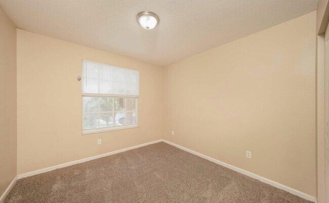 Building Photo - 17585 W Lilac St