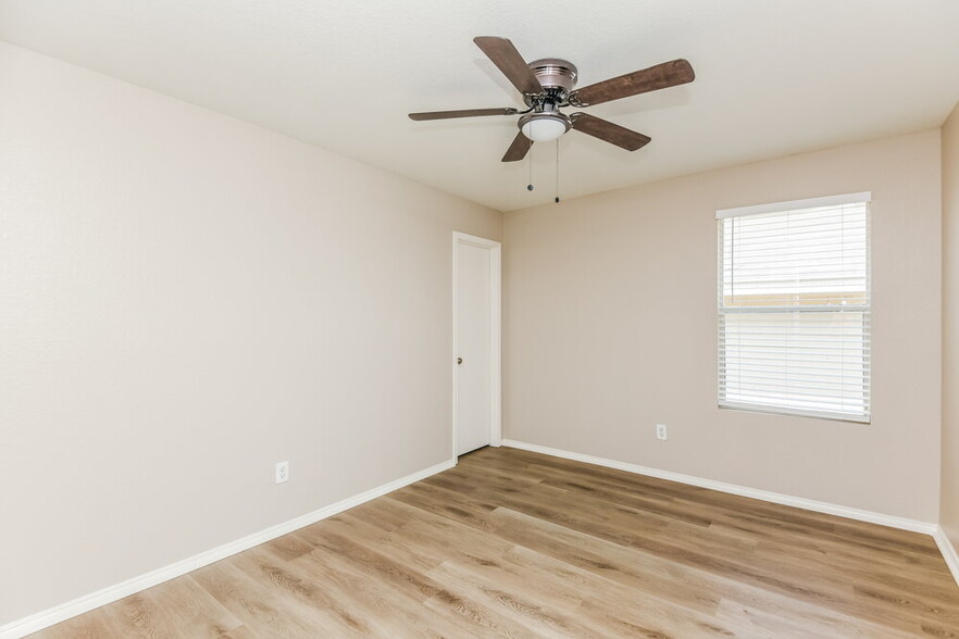 Building Photo - 4936 Water Ridge Ln