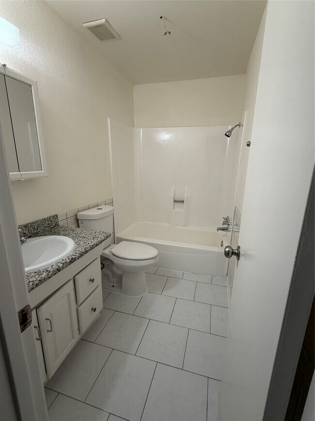 Building Photo - 2110 Bentvine Dr