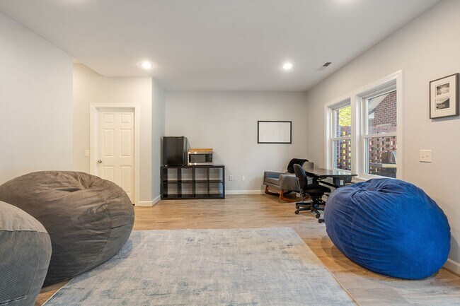 Building Photo - Beautiful Southern Village townhome - Furnished - Mid / Long Term lease options