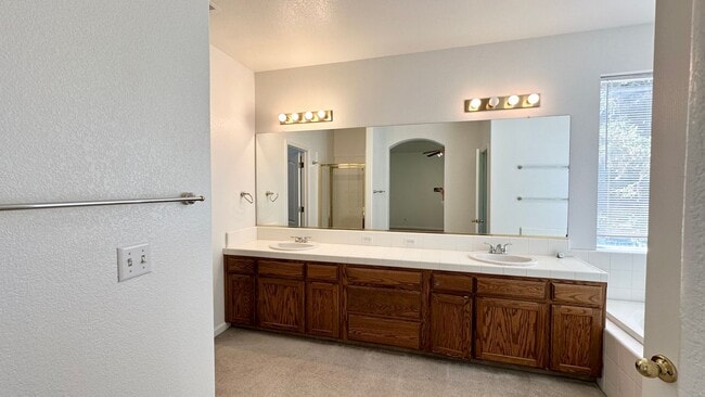Building Photo - $2,795 Teague & Chestnut, 4 Bedroom Home -...