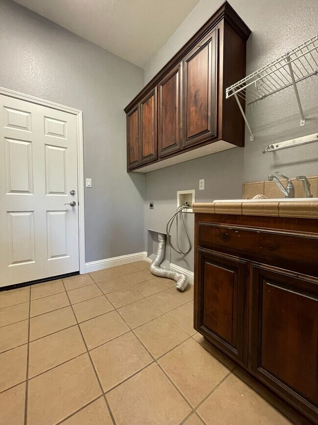 Building Photo - Beautiful 4-Bedroom Home in Prime Rosevill...
