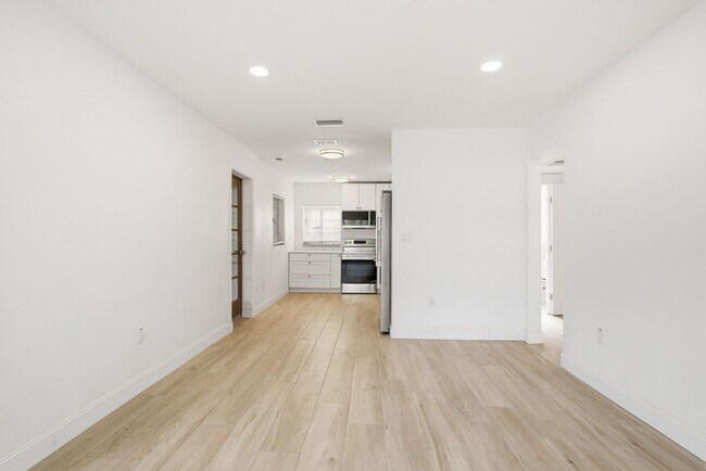 Building Photo - Remodeled 3/1 Home