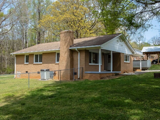 Building Photo - 102 McCall St