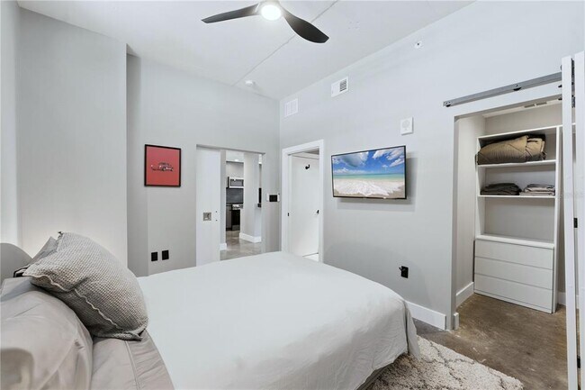 Building Photo - 525 E Jackson St